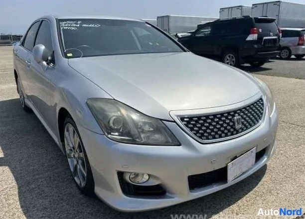 Silver Toyota Crown 2008, front three-quarter, nose to the right, photo 2