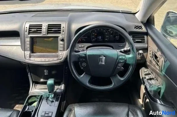 Silver Toyota Crown 2008, cockpit, photo 5