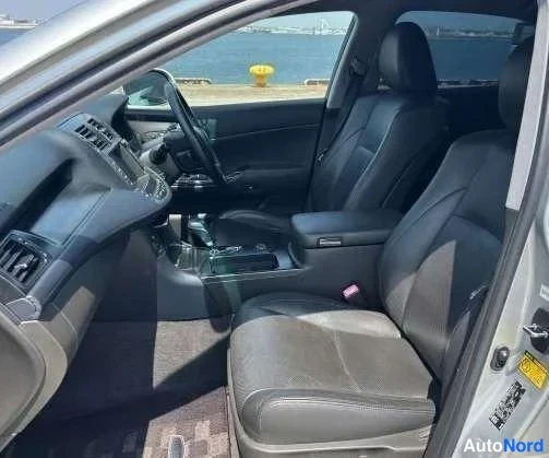 Silver Toyota Crown 2008, front seats, photo 6