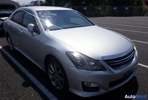 Silver Toyota Crown 2009, front three-quarter, nose to the right, photo 2