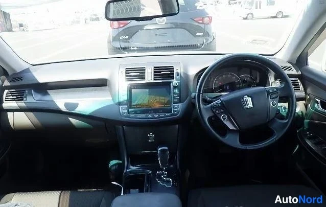 Silver Toyota Crown 2009, cockpit, photo 5