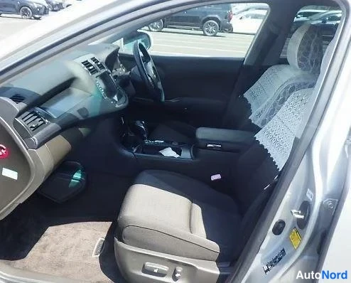 Silver Toyota Crown 2009, front seats, photo 6