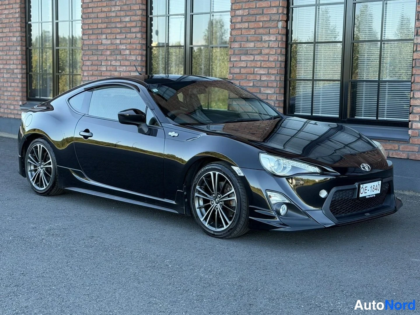 Black Toyota GT86 2013, front three-quarter, nose to the right, photo 4