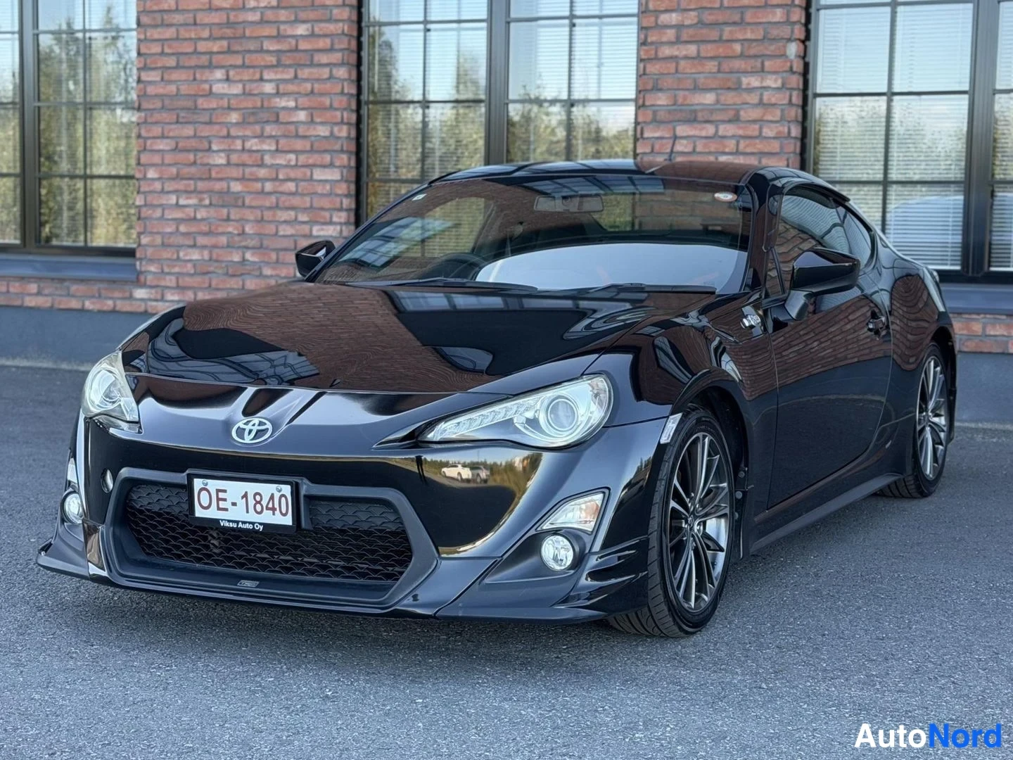 Black Toyota GT86 2013, front three-quarter, nose to the left, photo 2