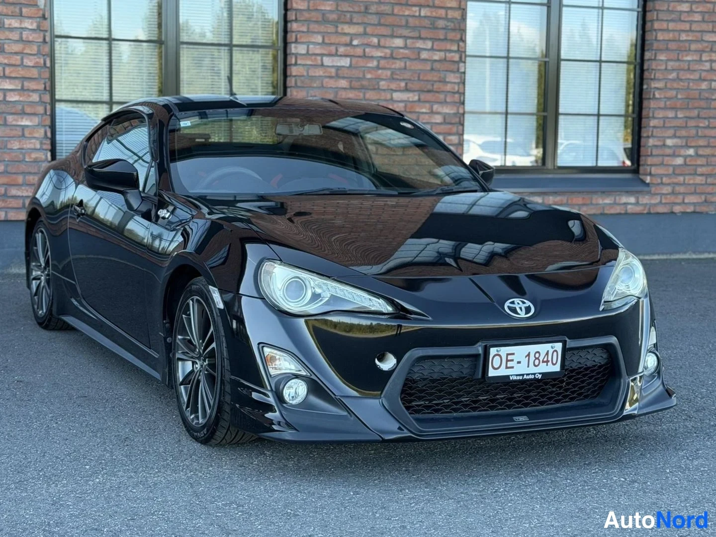 Black Toyota GT86 2013, front three-quarter, nose to the right, photo 5