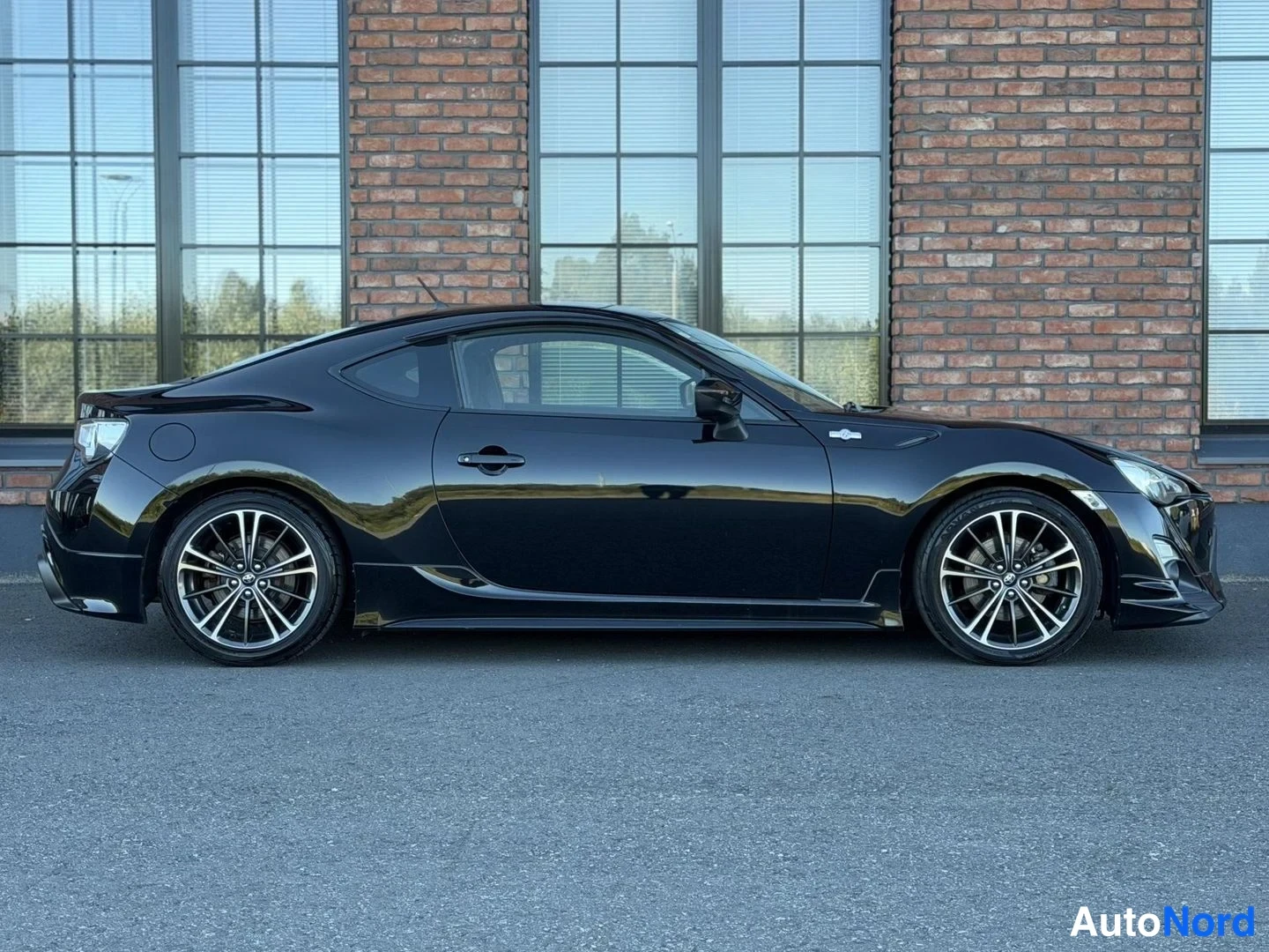 Black Toyota GT86 2013, front three-quarter, nose to the right, photo 6