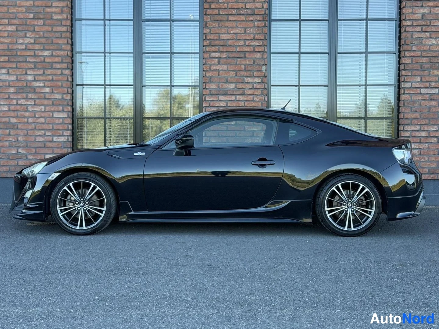 Black Toyota GT86 2013, front three-quarter, nose to the left, photo 3