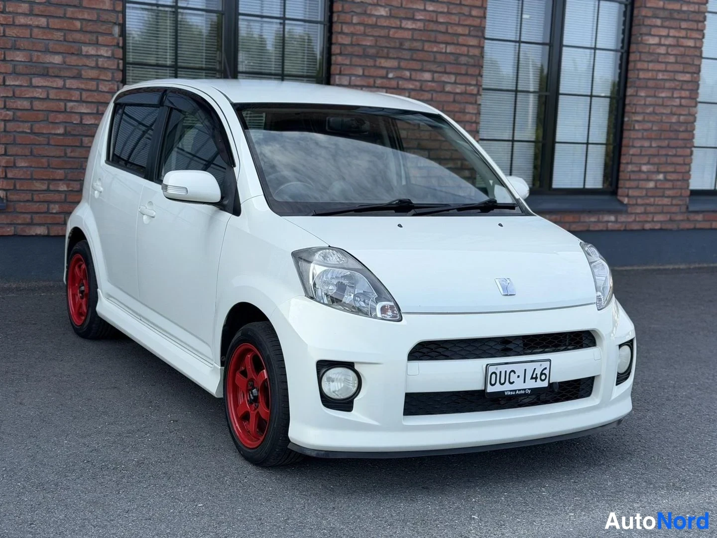 White Toyota Passo 2007, front three-quarter, nose to the right, photo 5