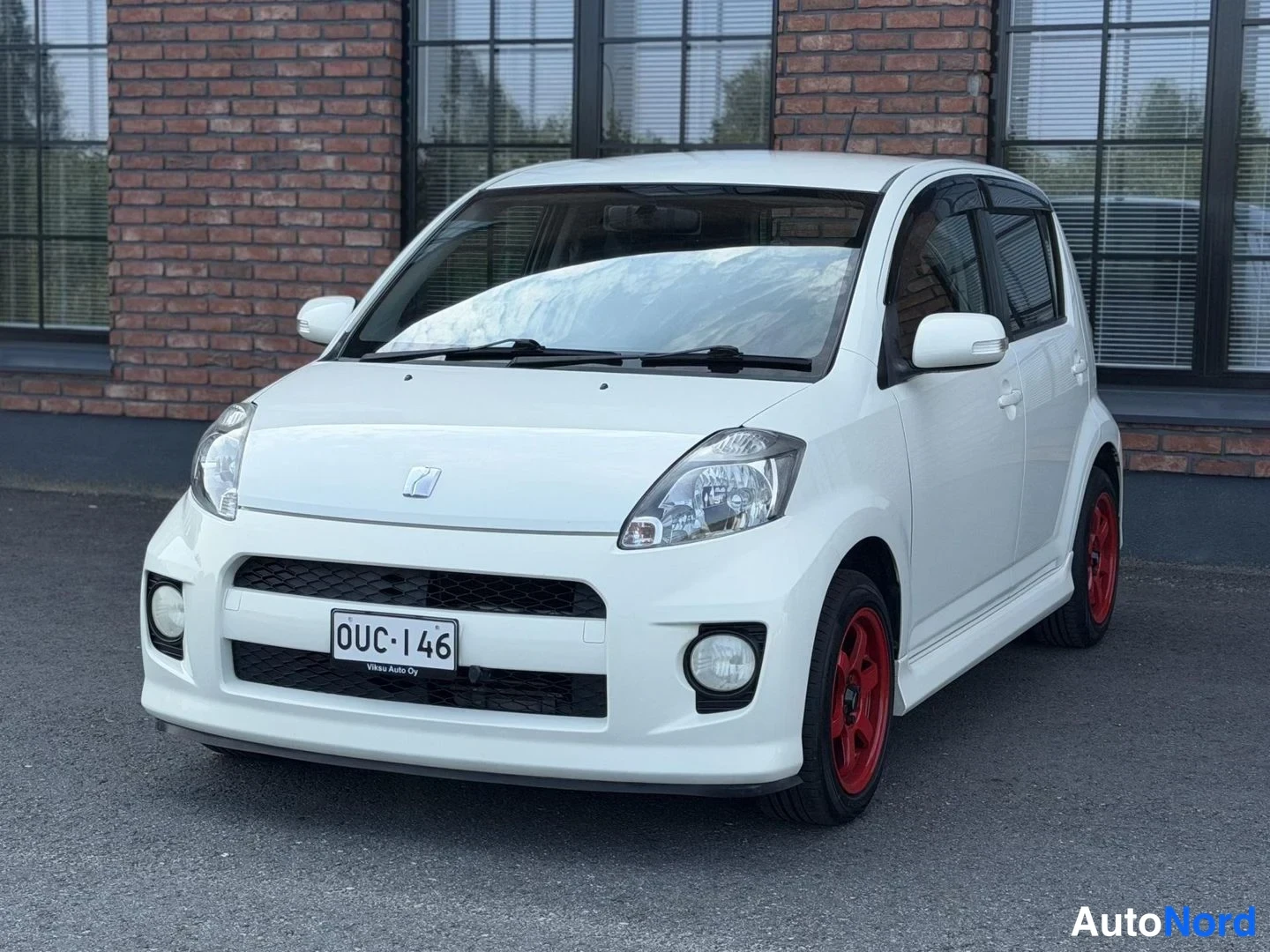 White Toyota Passo 2007, front three-quarter, nose to the left, photo 2
