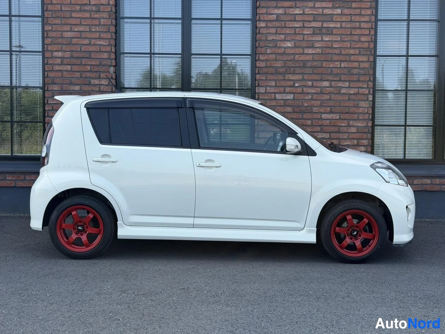 White Toyota Passo 2007, front three-quarter, nose to the right, photo 6