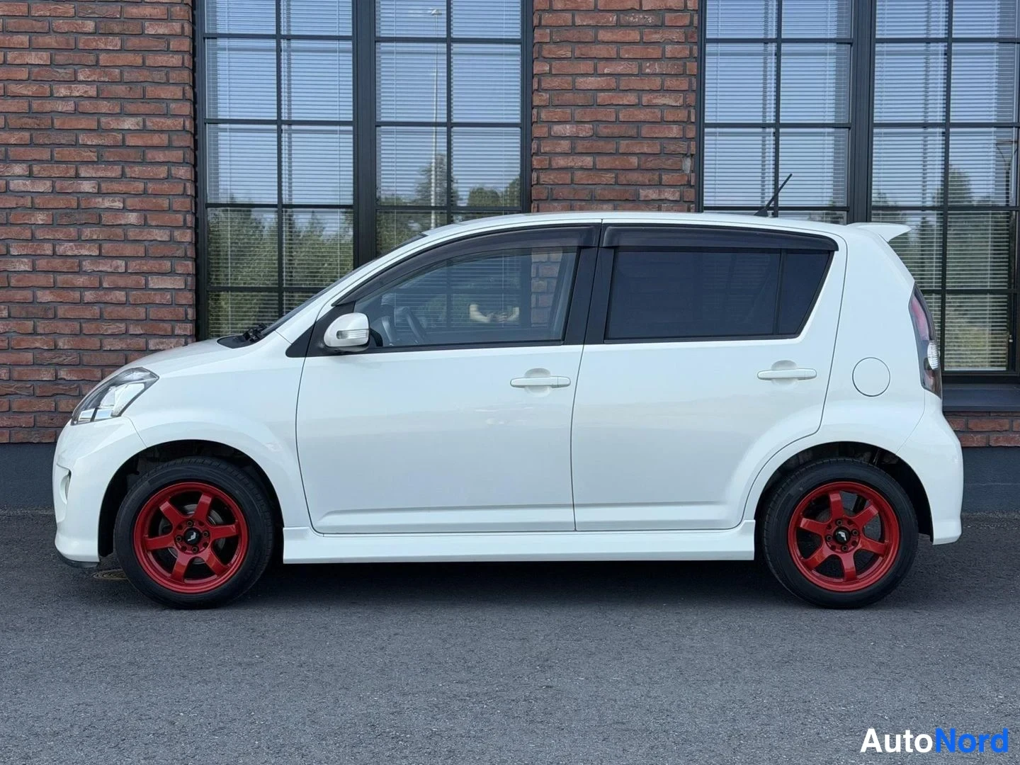 White Toyota Passo 2007, front three-quarter, nose to the left, photo 3