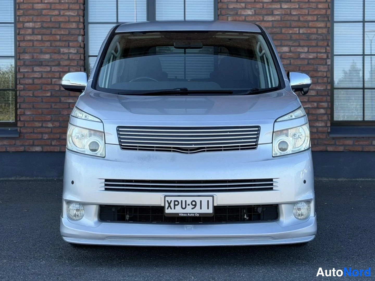 White Toyota Voxy 2008, front, photo 7