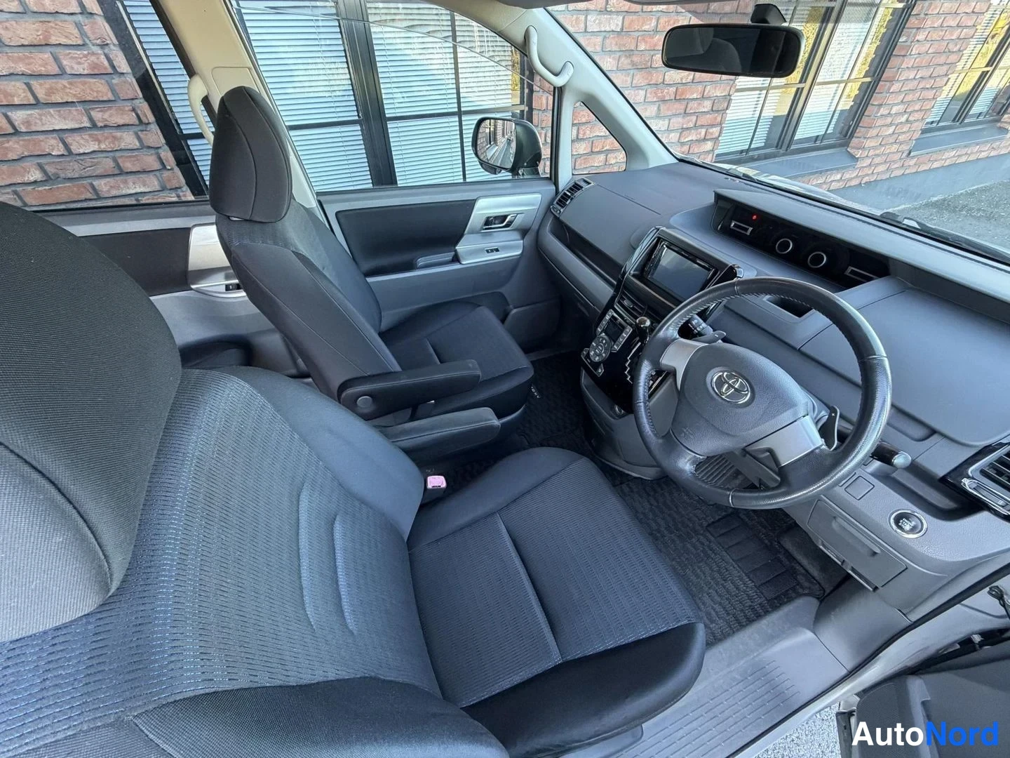 White Toyota Voxy 2008, cockpit, photo 13