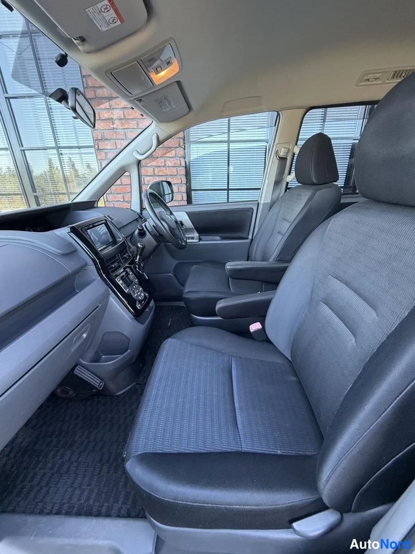 White Toyota Voxy 2008, front seats, photo 17