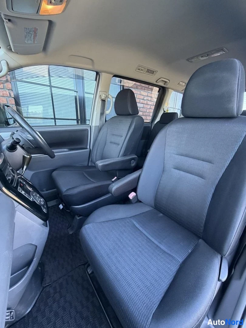 White Toyota Voxy 2008, front seats, photo 18