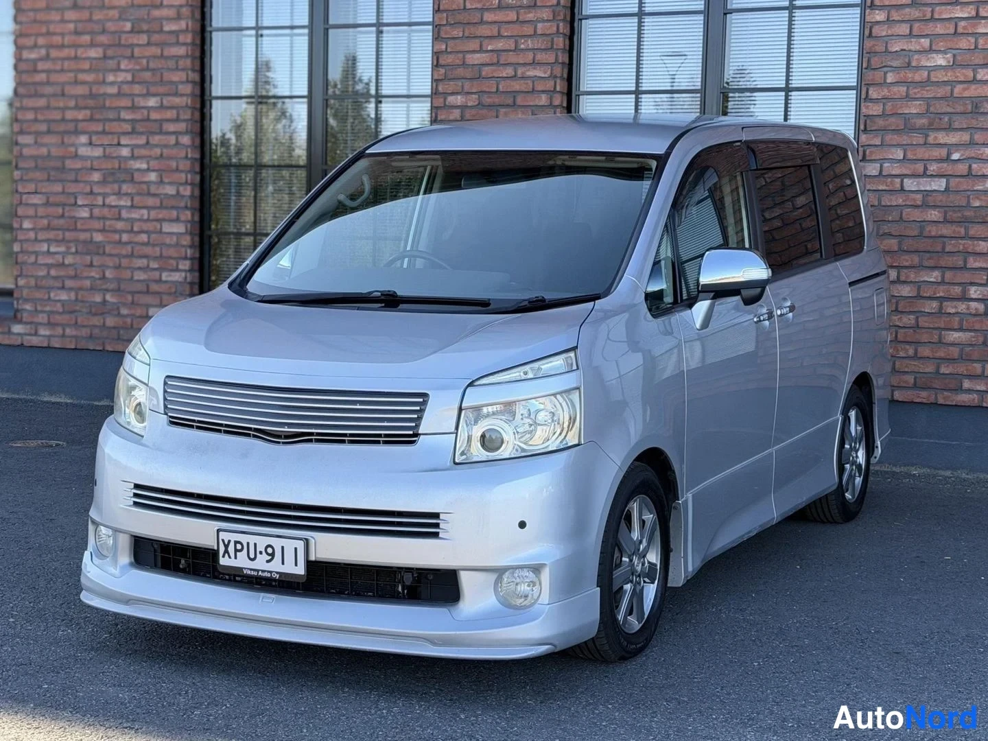 White Toyota Voxy 2008, front three-quarter, nose to the left, photo 2