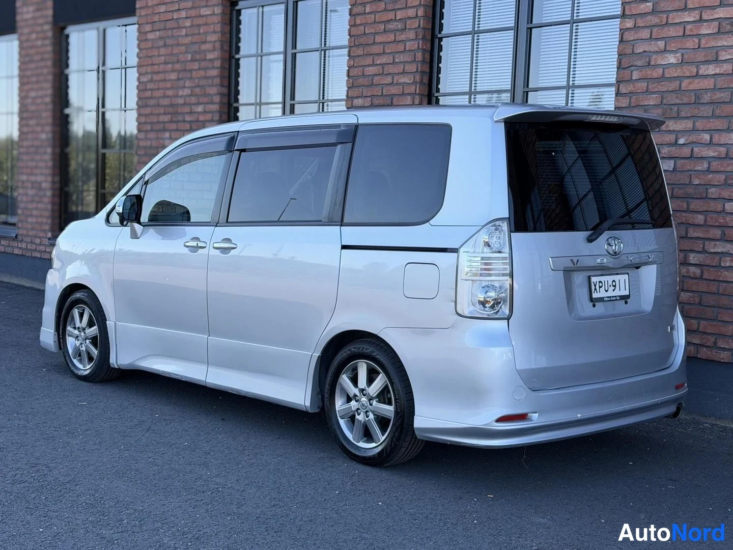White Toyota Voxy 2008, rear three-quarter, photo 8