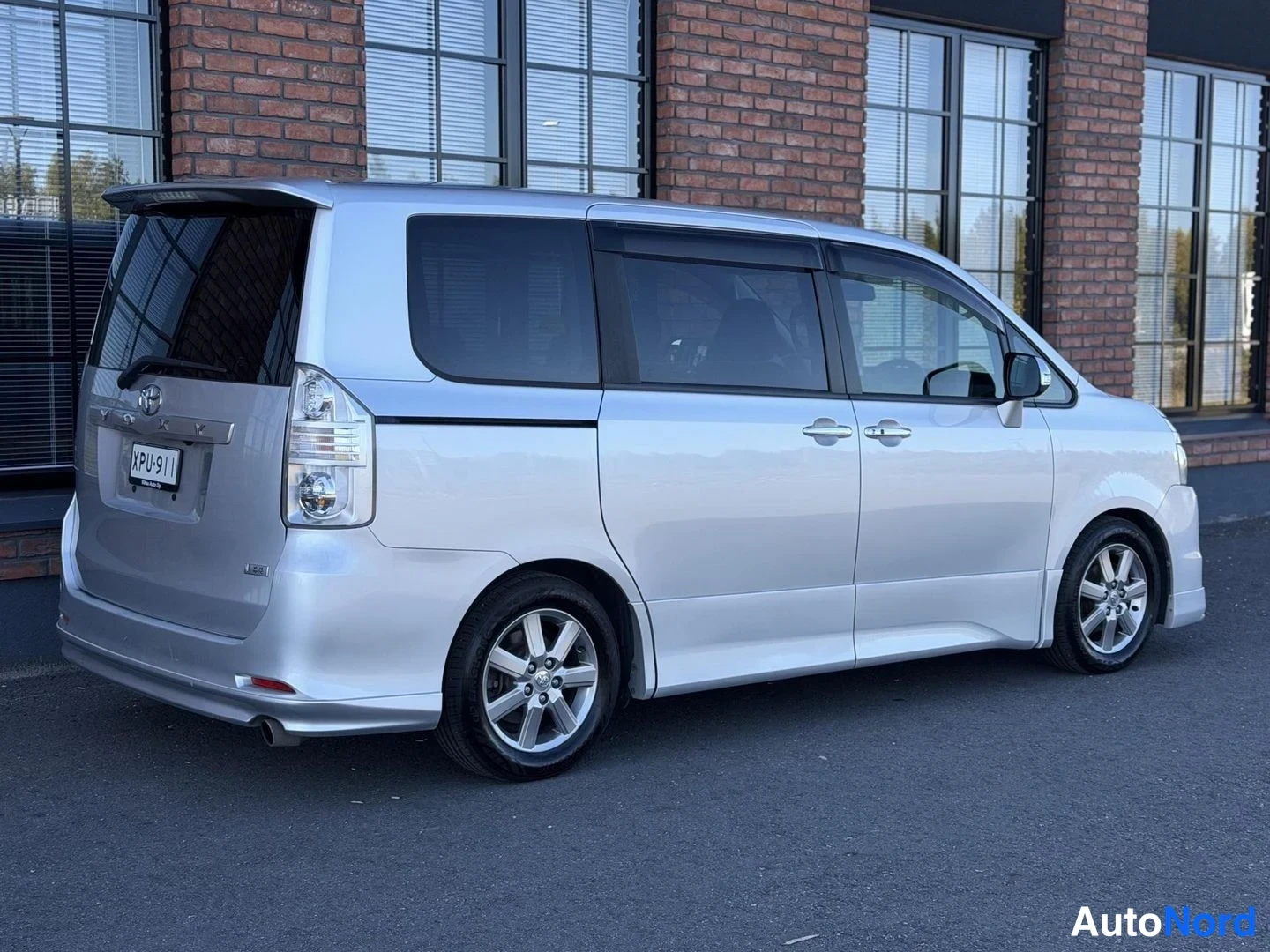 White Toyota Voxy 2008, rear three-quarter, photo 9