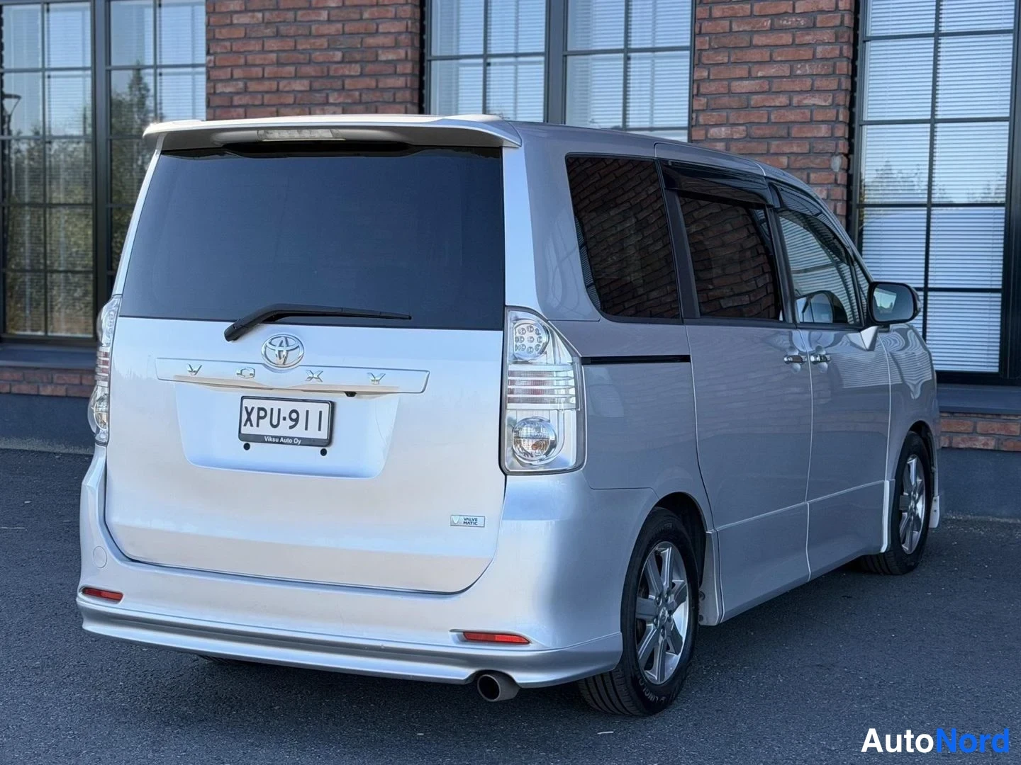 White Toyota Voxy 2008, rear three-quarter, photo 11