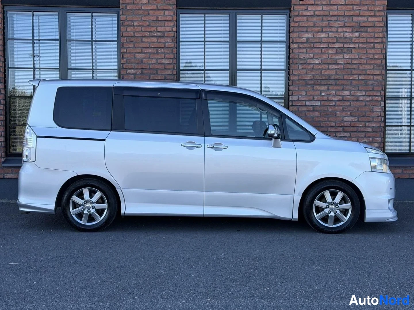 White Toyota Voxy 2008, front three-quarter, nose to the right, photo 6
