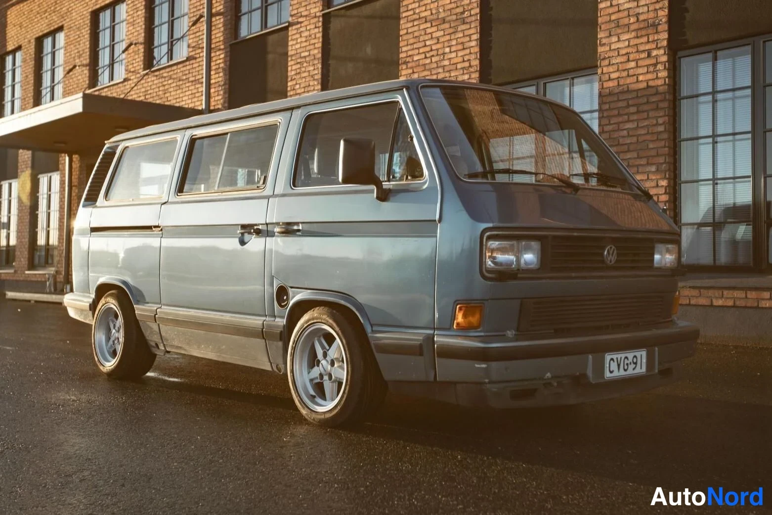 Blue Volkswagen Caravelle 1985, front three-quarter, nose to the right, photo 5