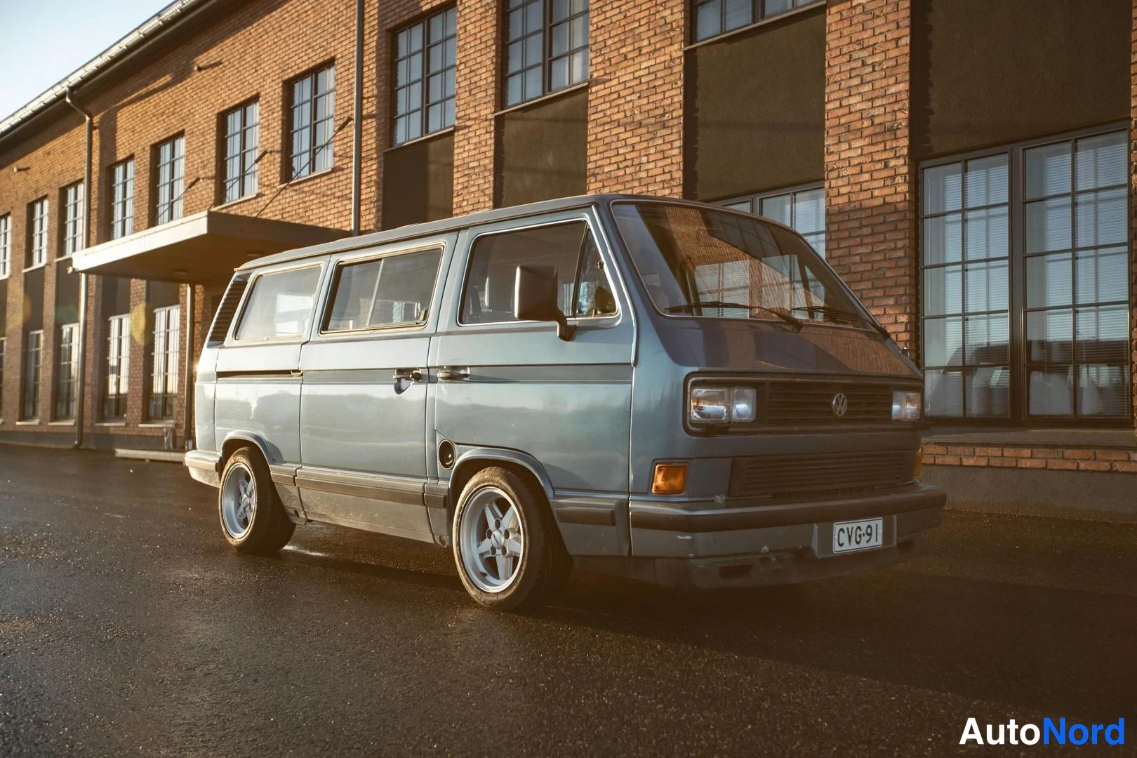 Blue Volkswagen Caravelle 1985, front three-quarter, nose to the right, photo 6