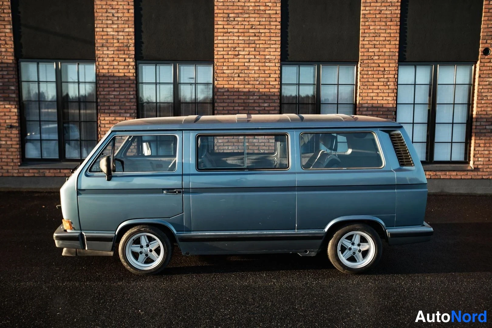 Blue Volkswagen Caravelle 1985, front three-quarter, nose to the left, photo 2