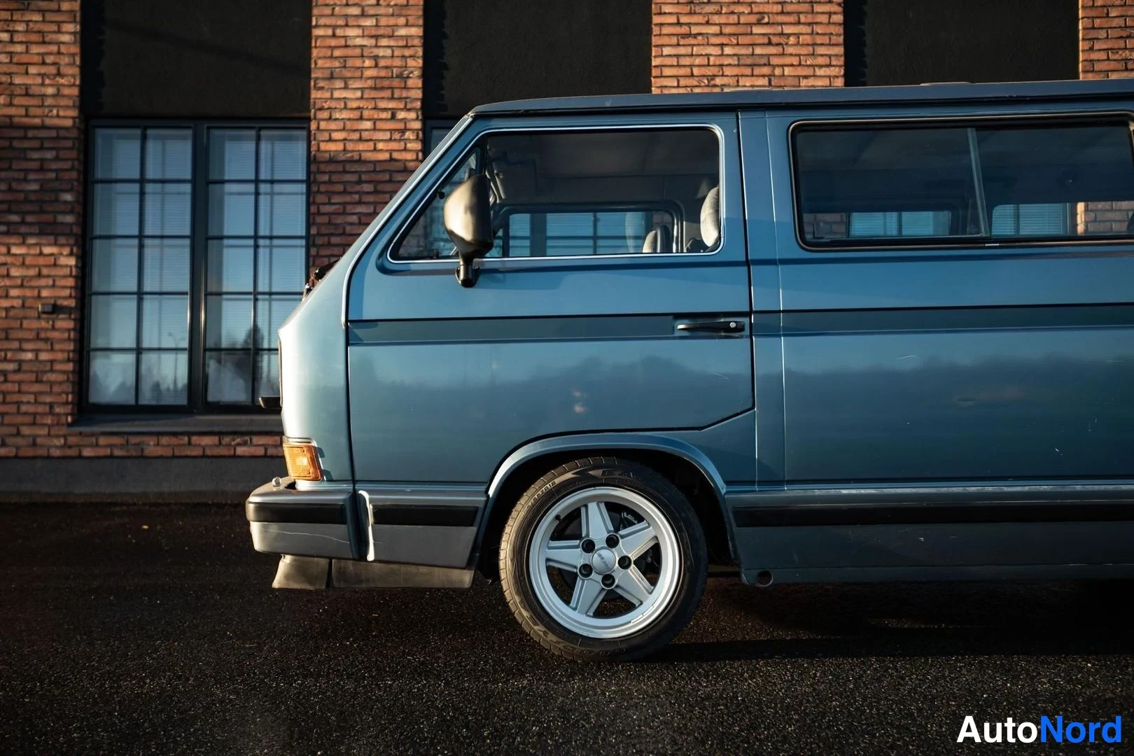 Blue Volkswagen Caravelle 1985, front three-quarter, nose to the left, photo 3