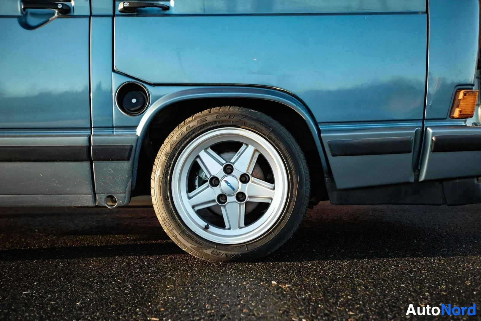 Blue Volkswagen Caravelle 1985, detail, photo 25