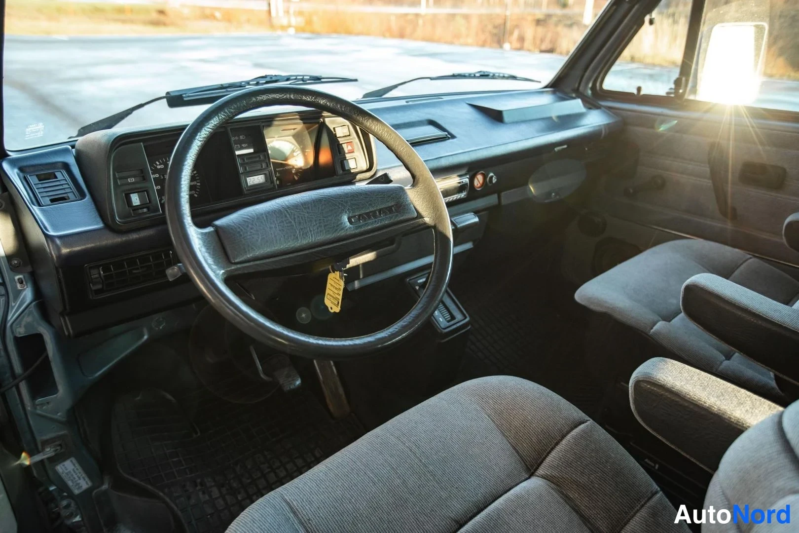 Blue Volkswagen Caravelle 1985, cockpit, photo 19