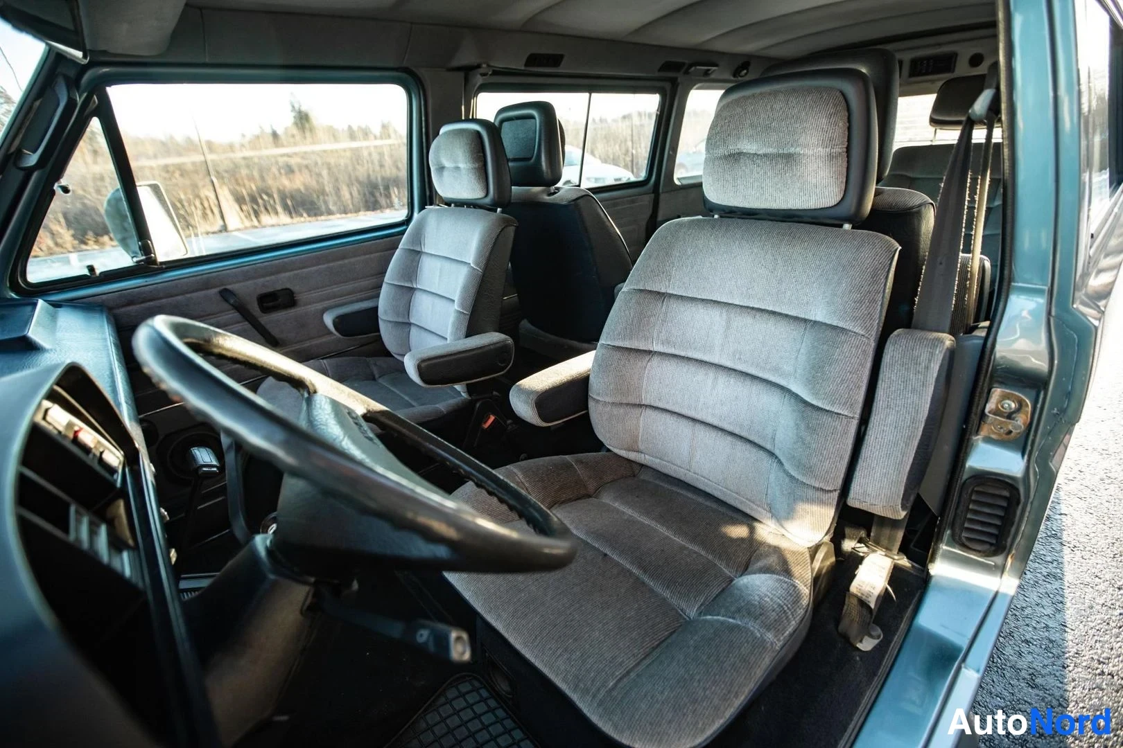 Blue Volkswagen Caravelle 1985, front seats, photo 20