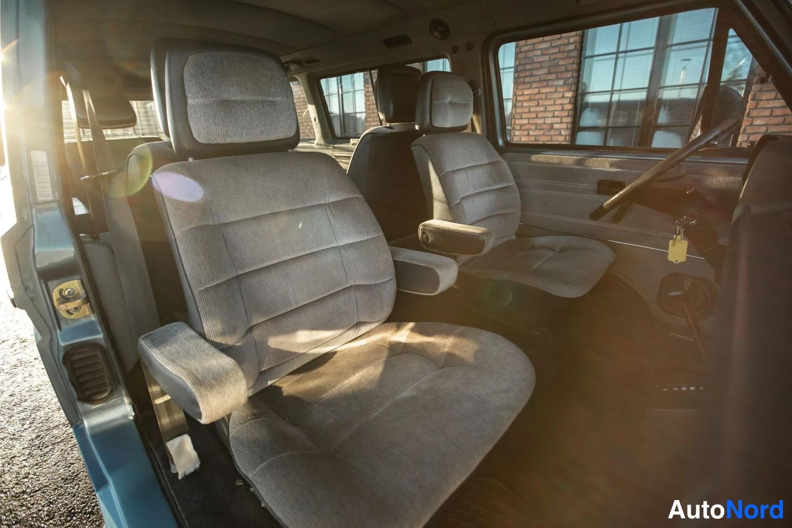 Blue Volkswagen Caravelle 1985, front seats, photo 22