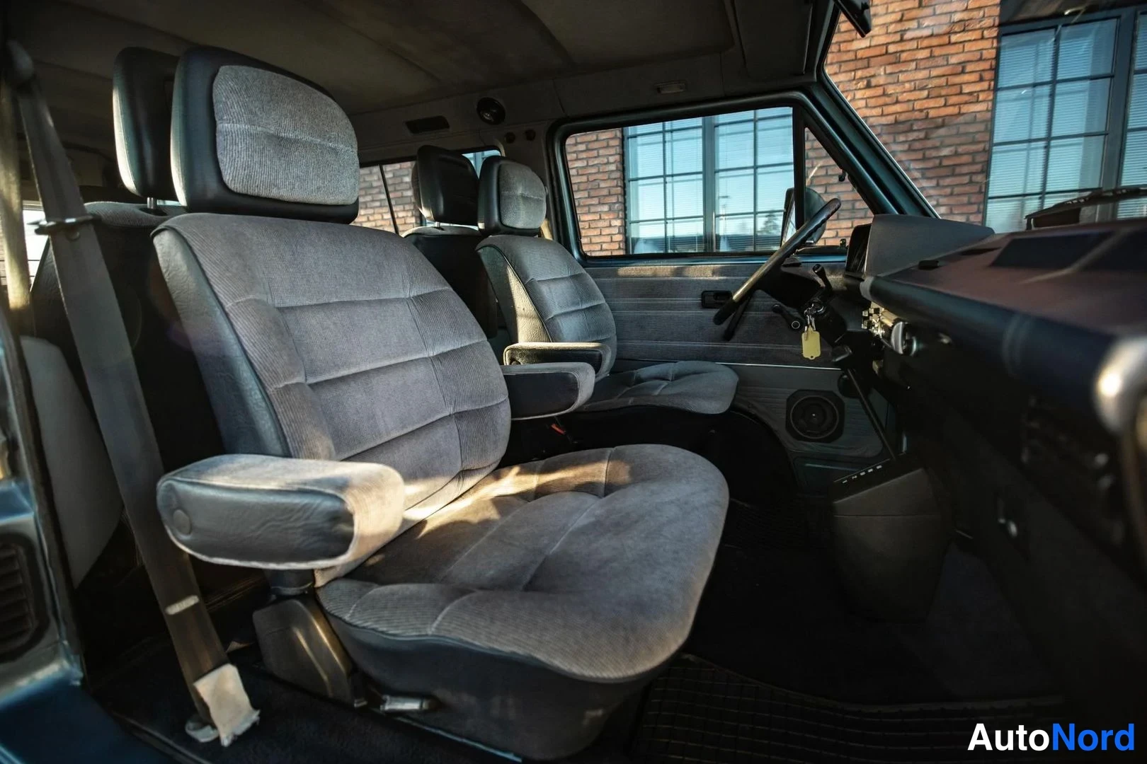 Blue Volkswagen Caravelle 1985, cockpit, photo 16