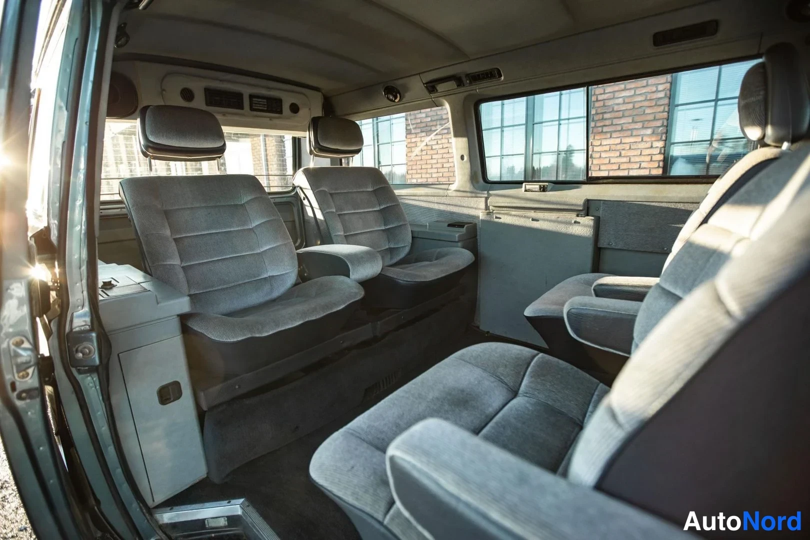 Blue Volkswagen Caravelle 1985, cockpit, photo 17