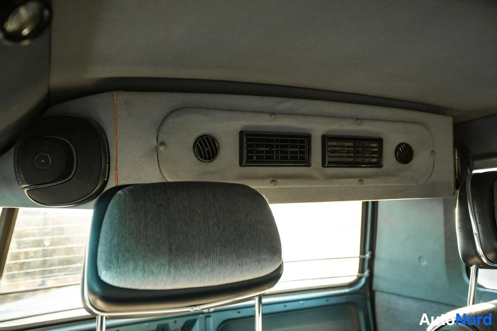 Blue Volkswagen Caravelle 1985, cockpit, photo 18