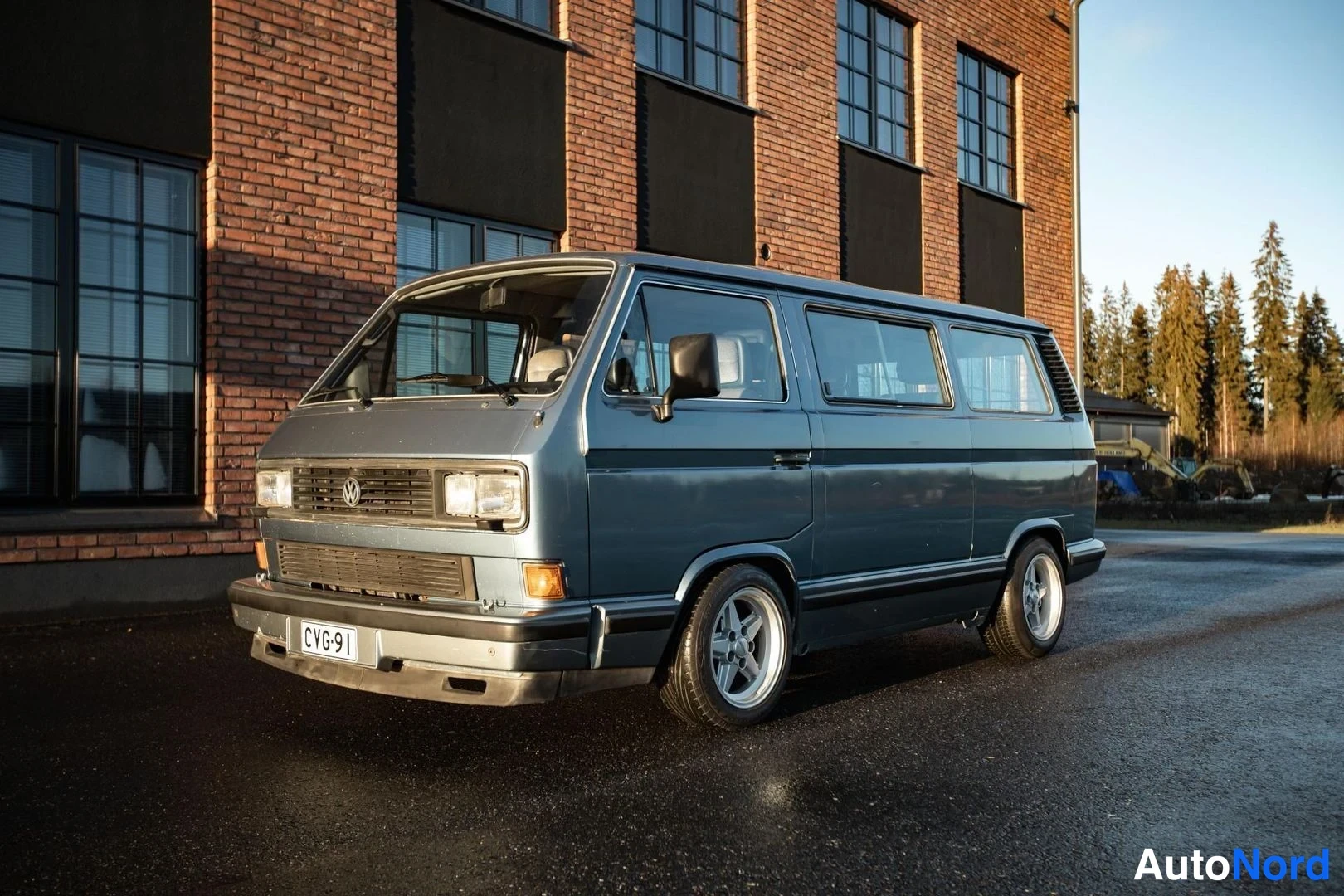 Blue Volkswagen Caravelle 1985, front three-quarter, nose to the left, photo 4