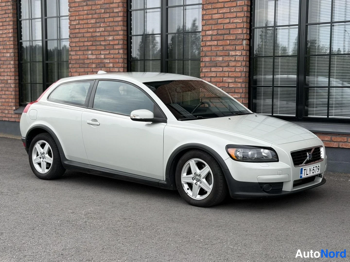 White Volvo C30 2007, front three-quarter, nose to the right, photo 6