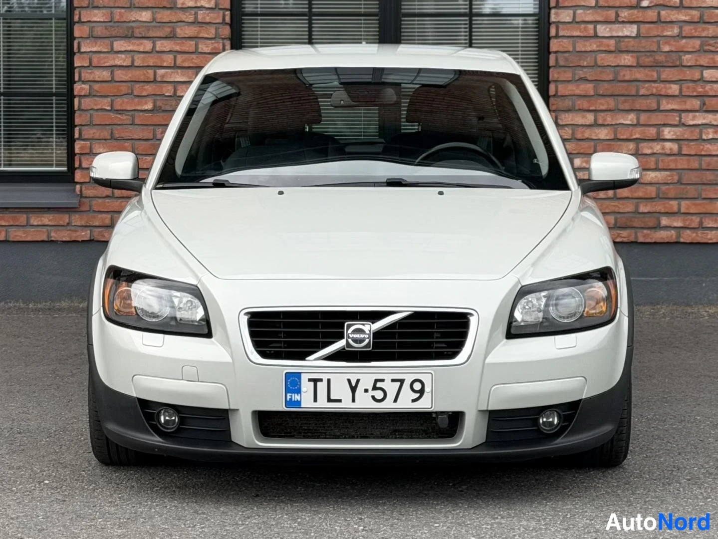 White Volvo C30 2007, front, photo 8