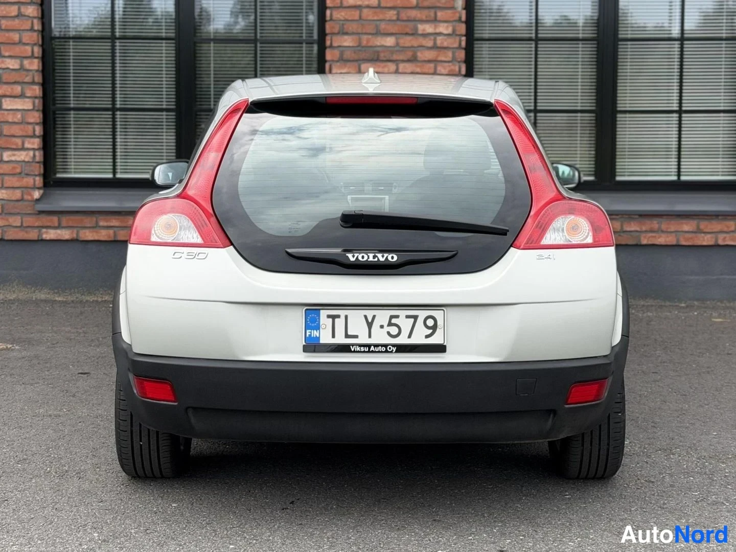White Volvo C30 2007, rear, photo 12