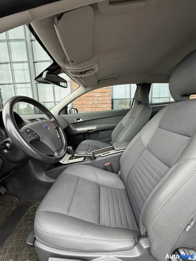 White Volvo C30 2007, cockpit, photo 14