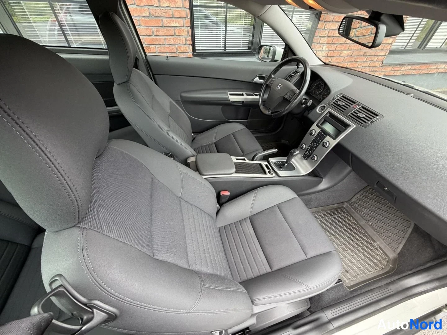 White Volvo C30 2007, front seats, photo 17