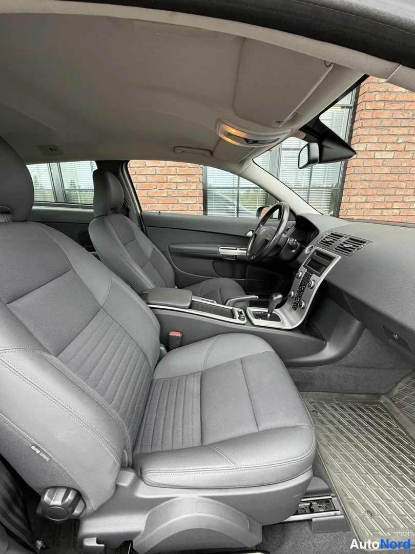 White Volvo C30 2007, cockpit, photo 16