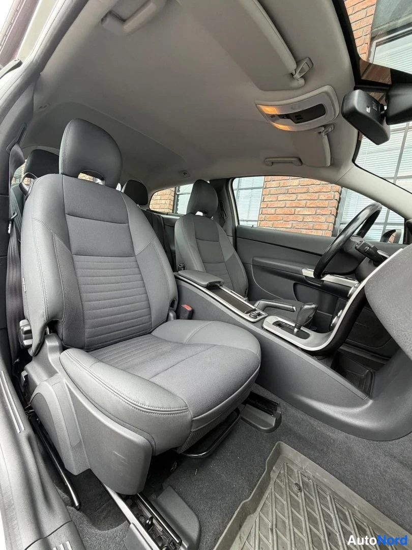 White Volvo C30 2007, front seats, photo 18