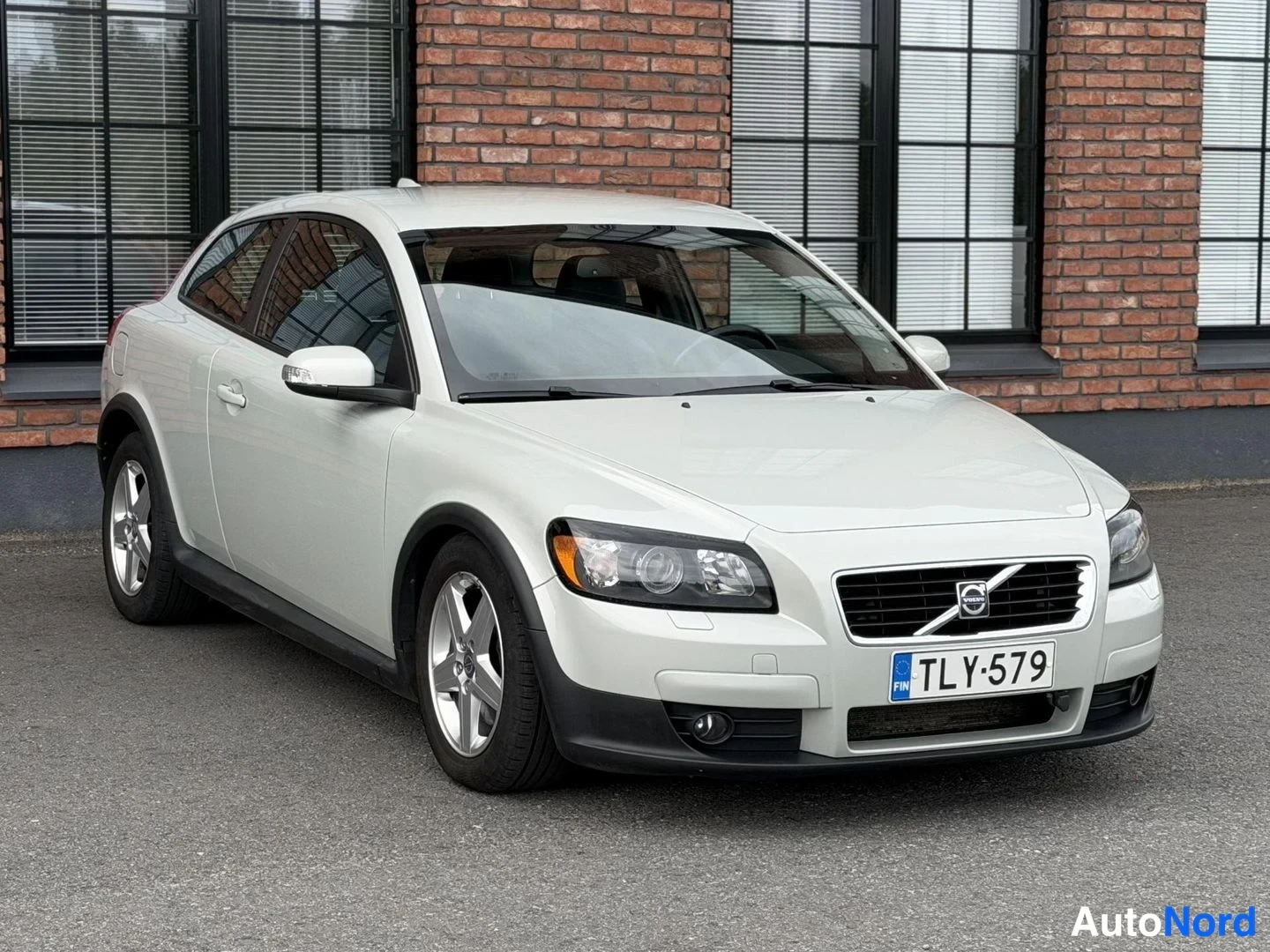 White Volvo C30 2007, front three-quarter, nose to the right, photo 7