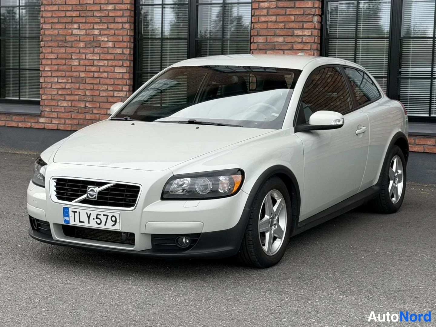 White Volvo C30 2007, front three-quarter, nose to the left, photo 4