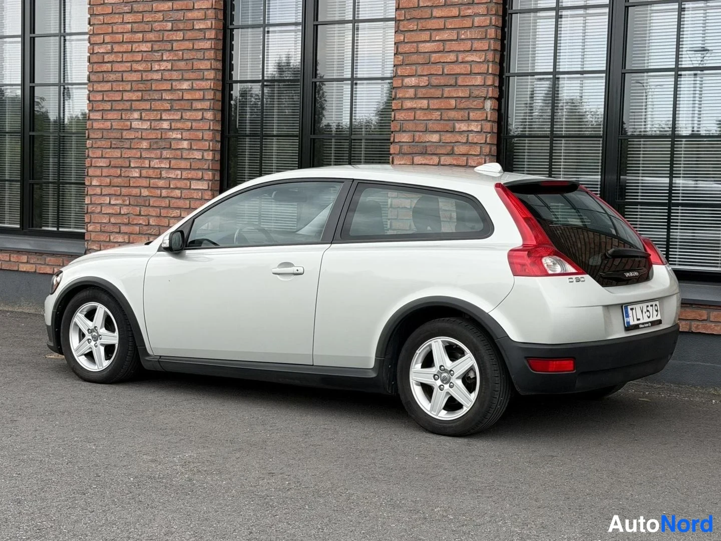 White Volvo C30 2007, front three-quarter, nose to the left, photo 2