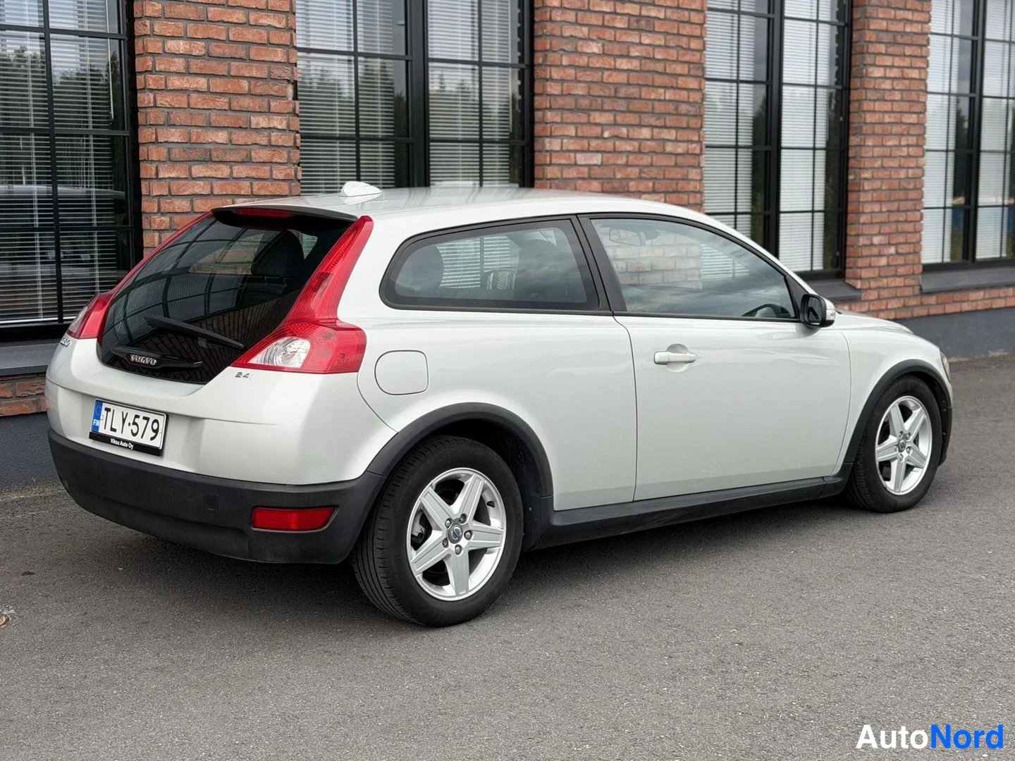 White Volvo C30 2007, rear three-quarter, photo 9