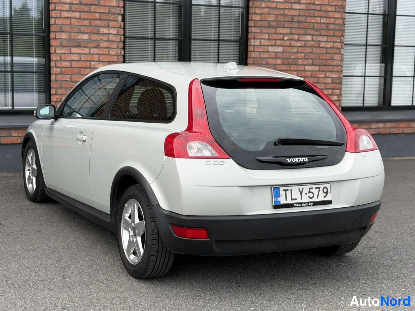 White Volvo C30 2007, rear three-quarter, photo 10
