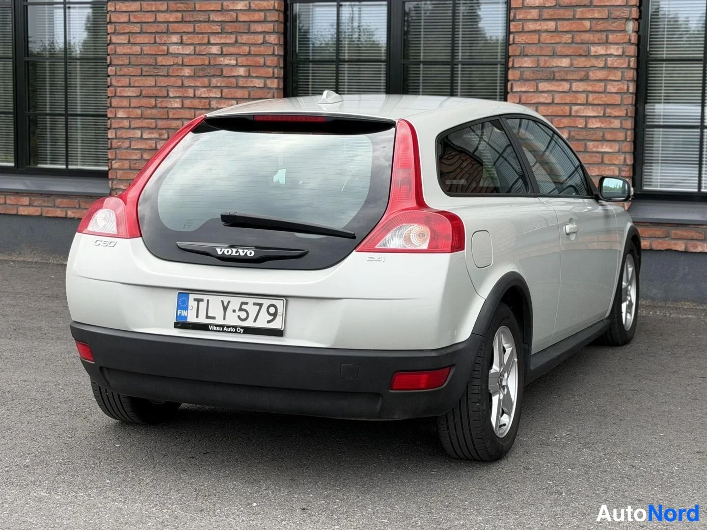 White Volvo C30 2007, rear three-quarter, photo 11