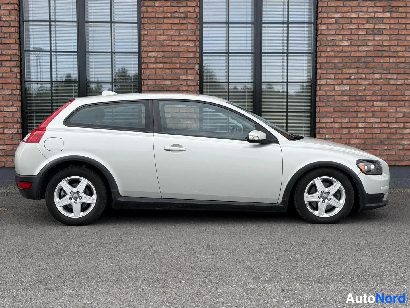 White Volvo C30 2007, front three-quarter, nose to the right, photo 5